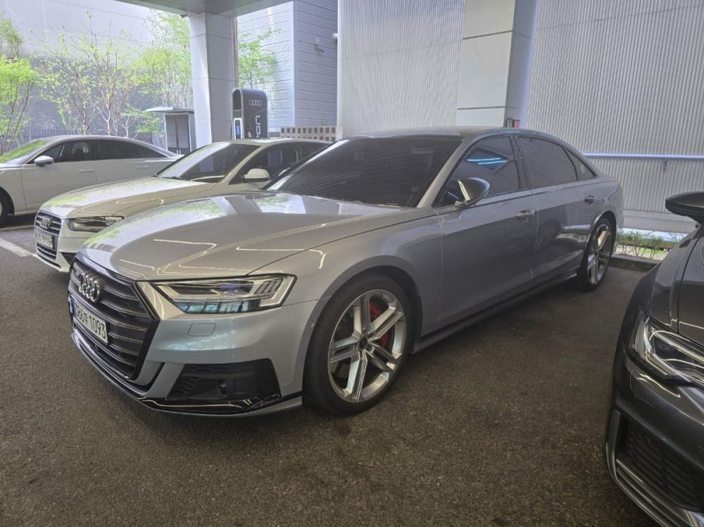 Audi S8 (D5)