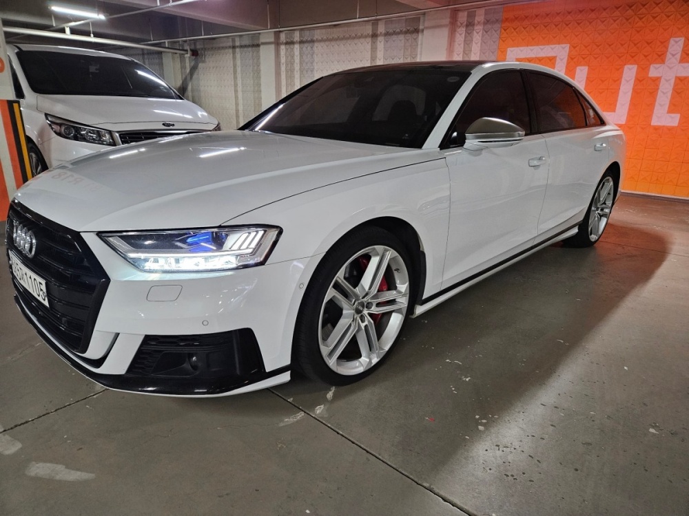 Audi S8 (D5)