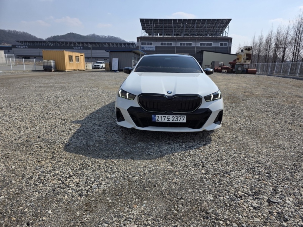 BMW 5 Series (G60)