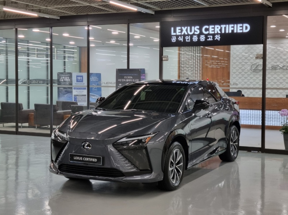 Lexus RZ450e