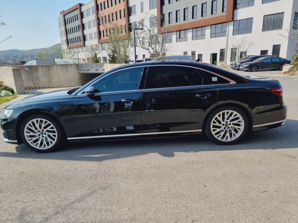 Audi A8 (D5)