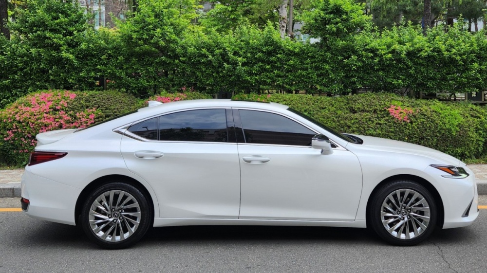 Lexus ES300h 7th generation