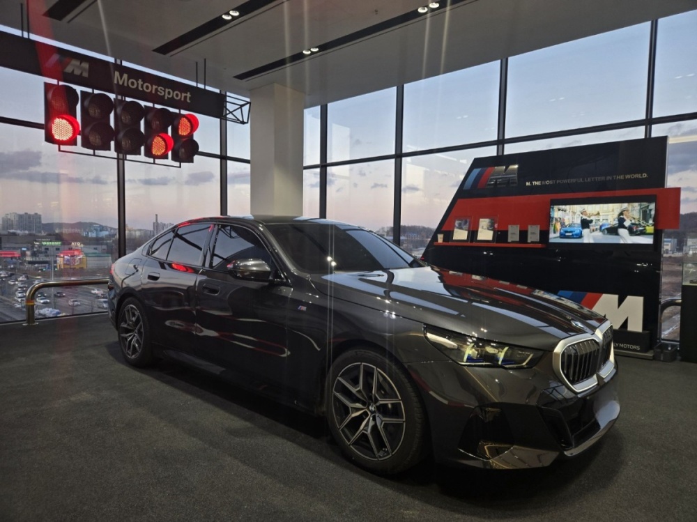 BMW 5 Series (G60)