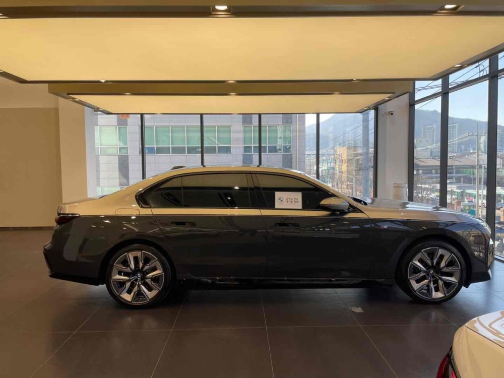 BMW i7 (G70)