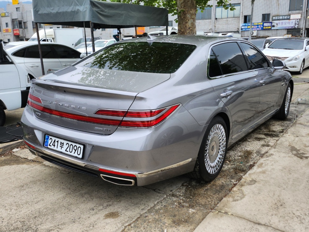 Genesis G90