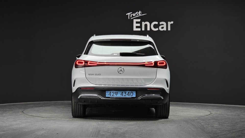 Mercedes-Benz EQA-H243