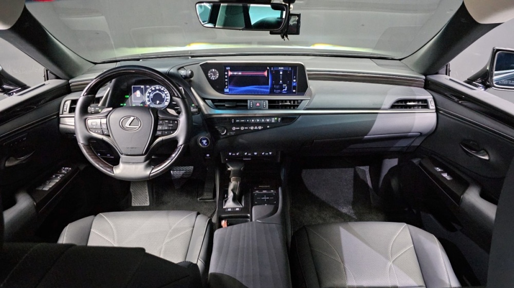 Lexus ES300h 7th generation
