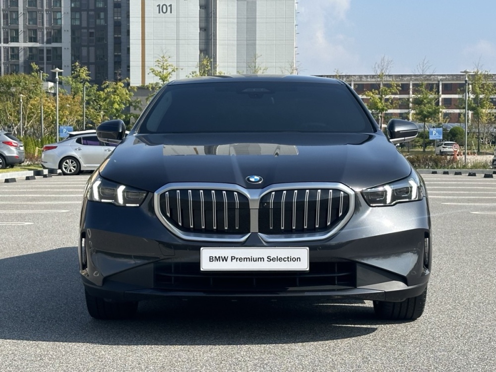 BMW 5 Series (G60)