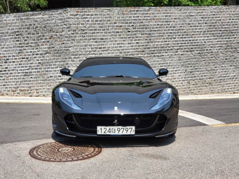 Ferrari 812 super fast