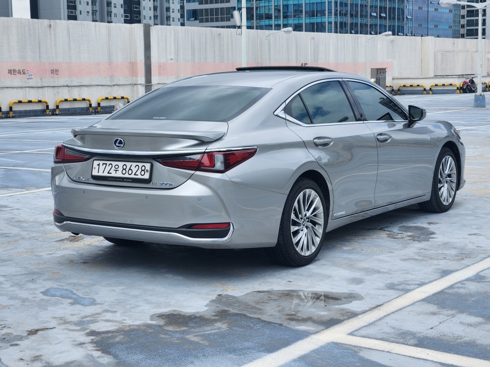 Lexus ES300h 7th generation