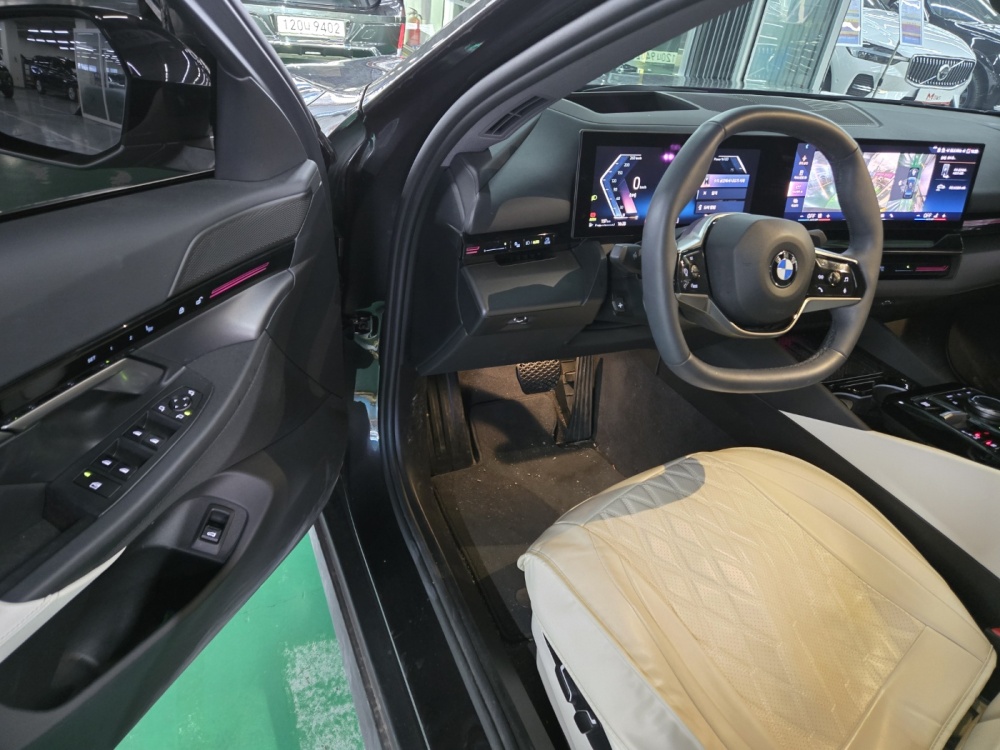 BMW 5 Series (G60)