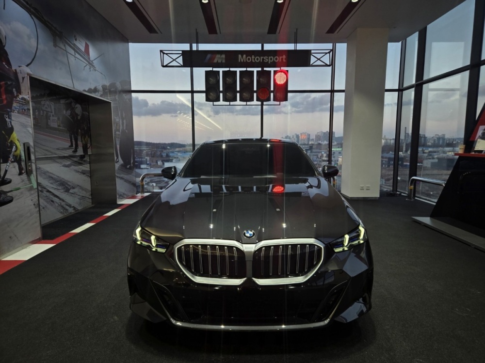 BMW 5 Series (G60)