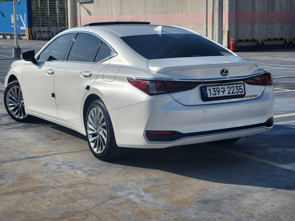 Lexus ES300h 7th generation