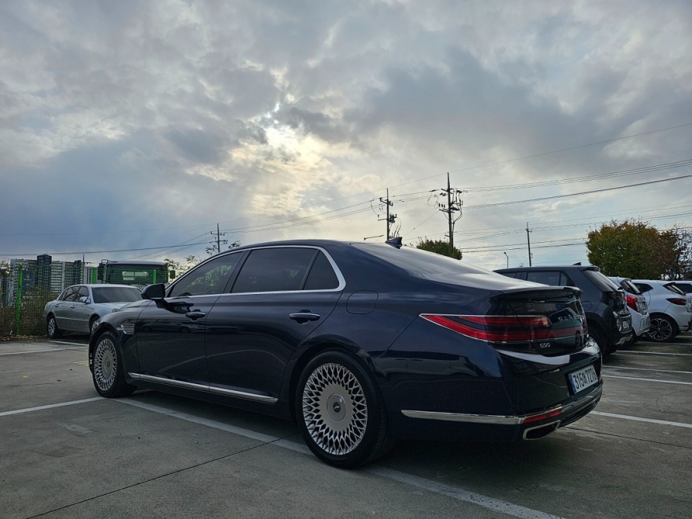 Genesis G90