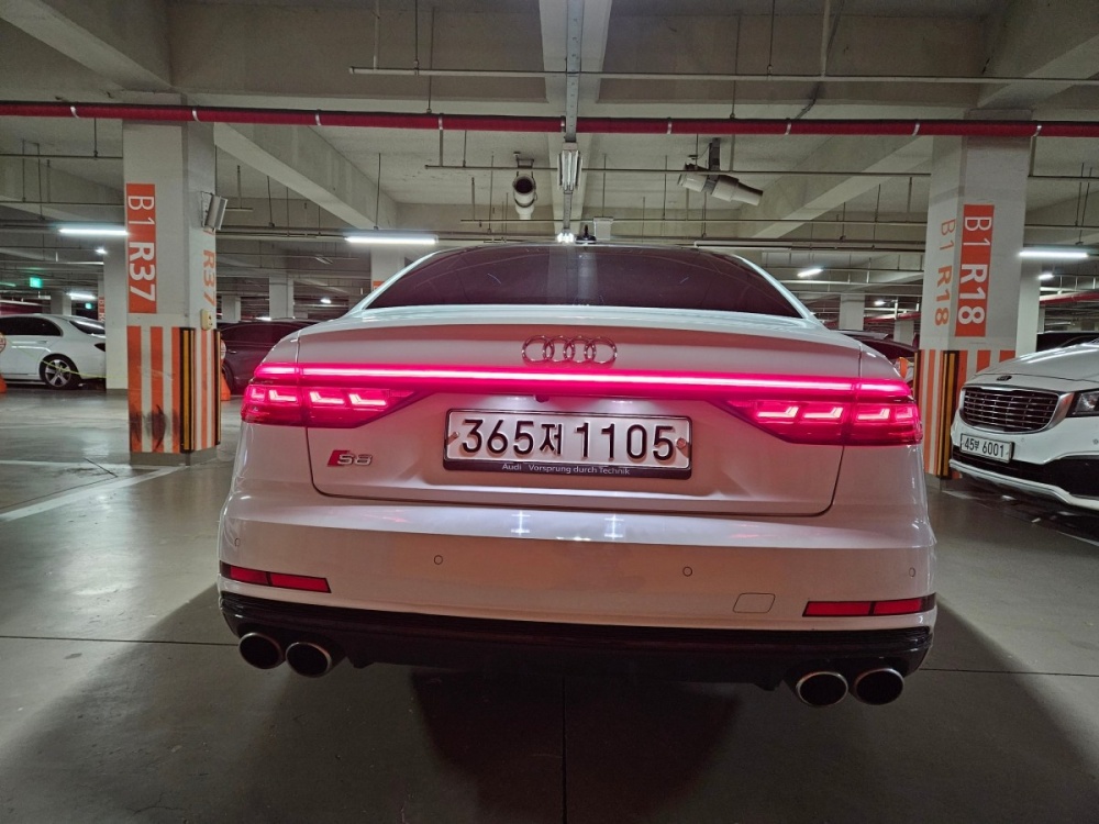 Audi S8 (D5)