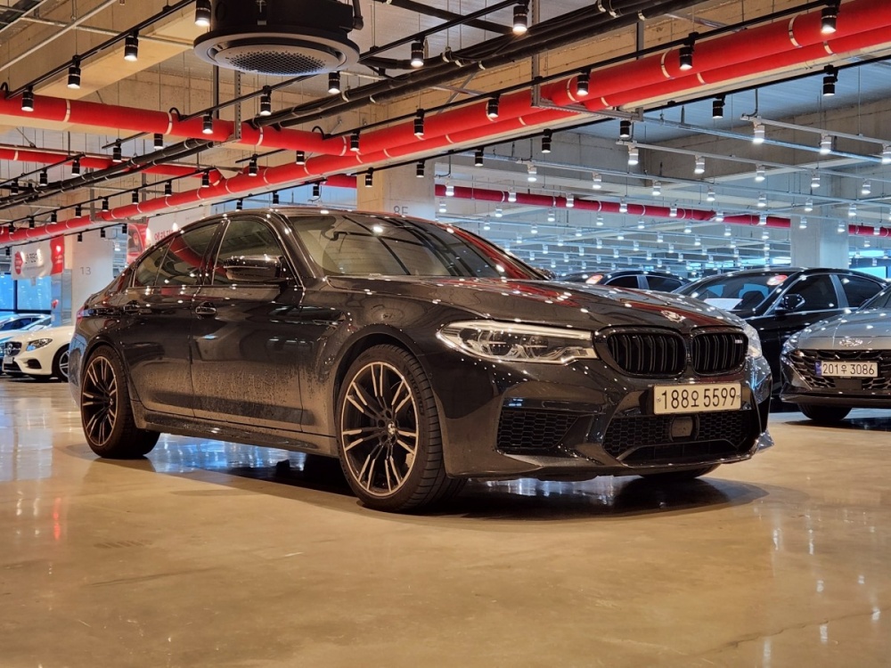 BMW M5 (F90)