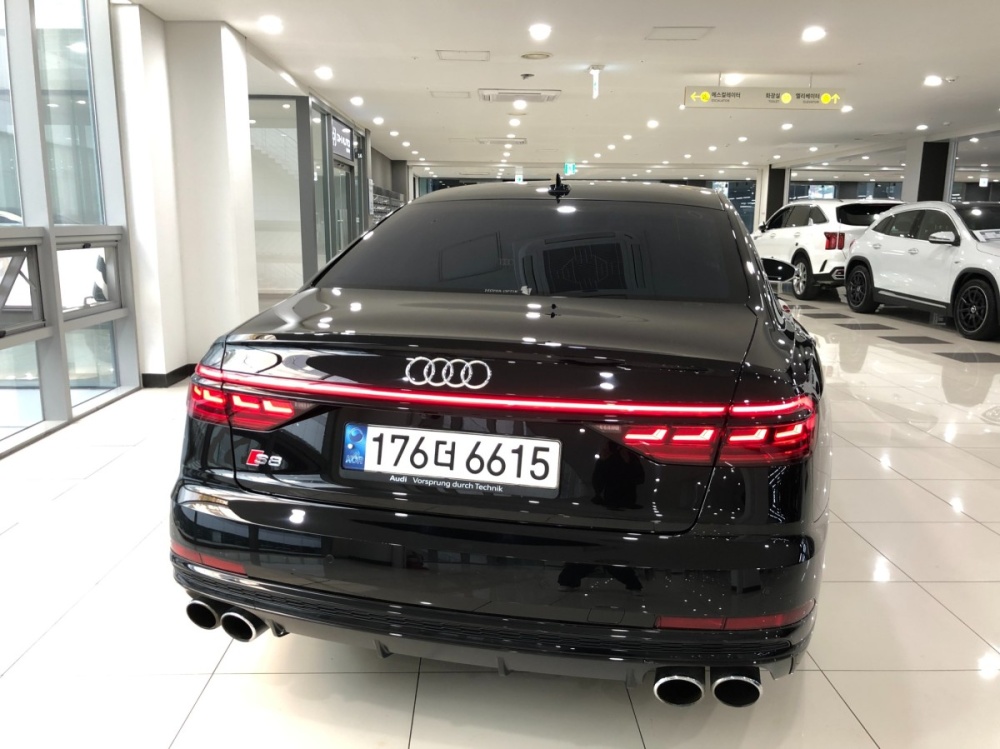 Audi S8 (D5)