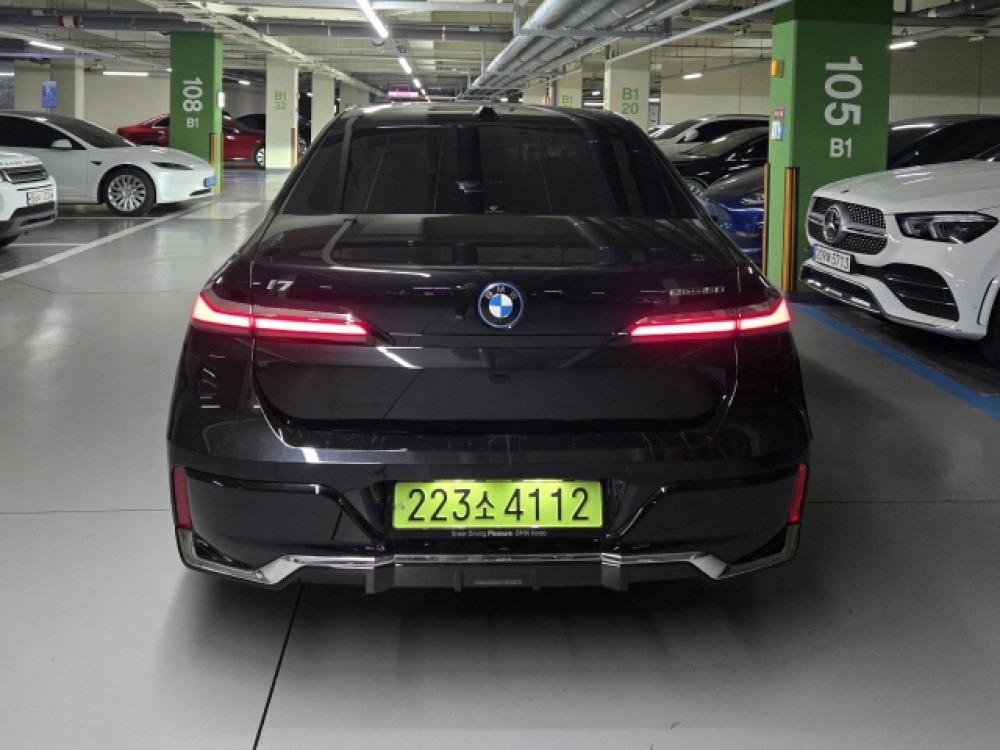 BMW i7 (G70)