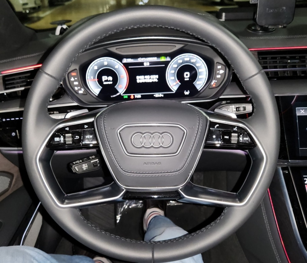 Audi A8 (D5)