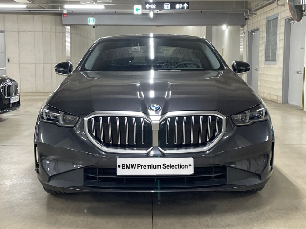 BMW 5 Series (G60)