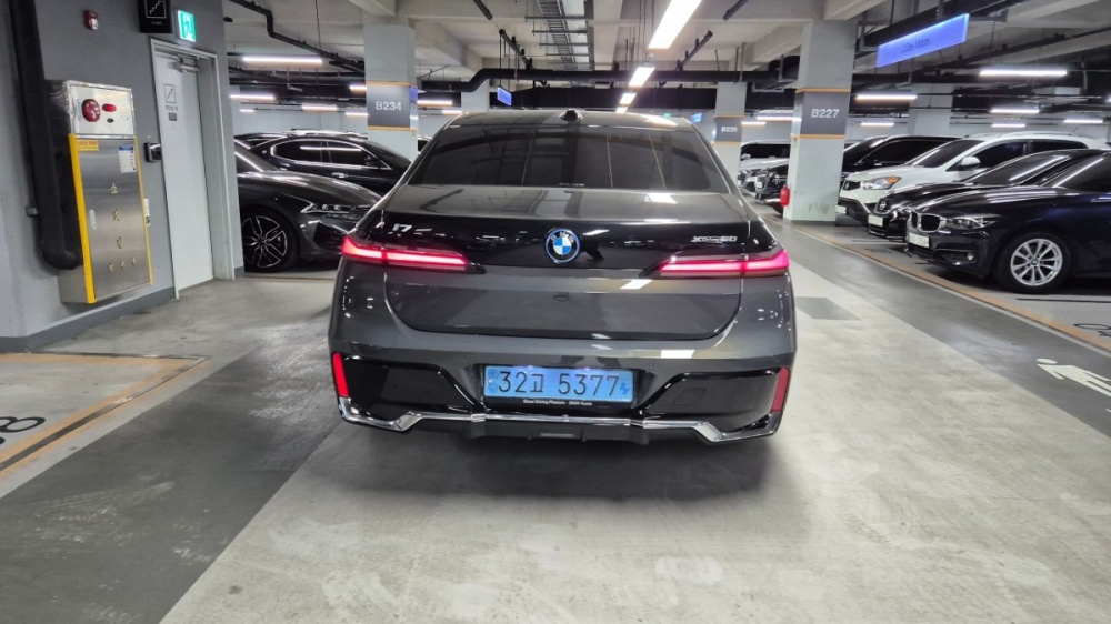 BMW i7 (G70)