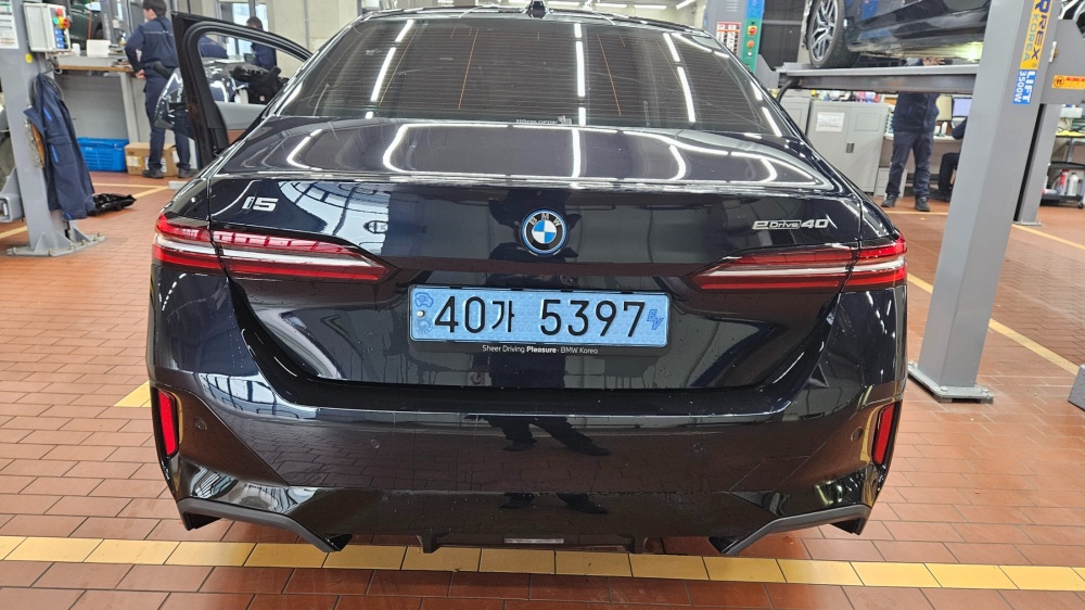 BMW i5 (G60)