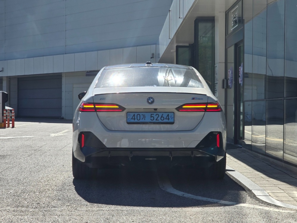 BMW i5 (G60)