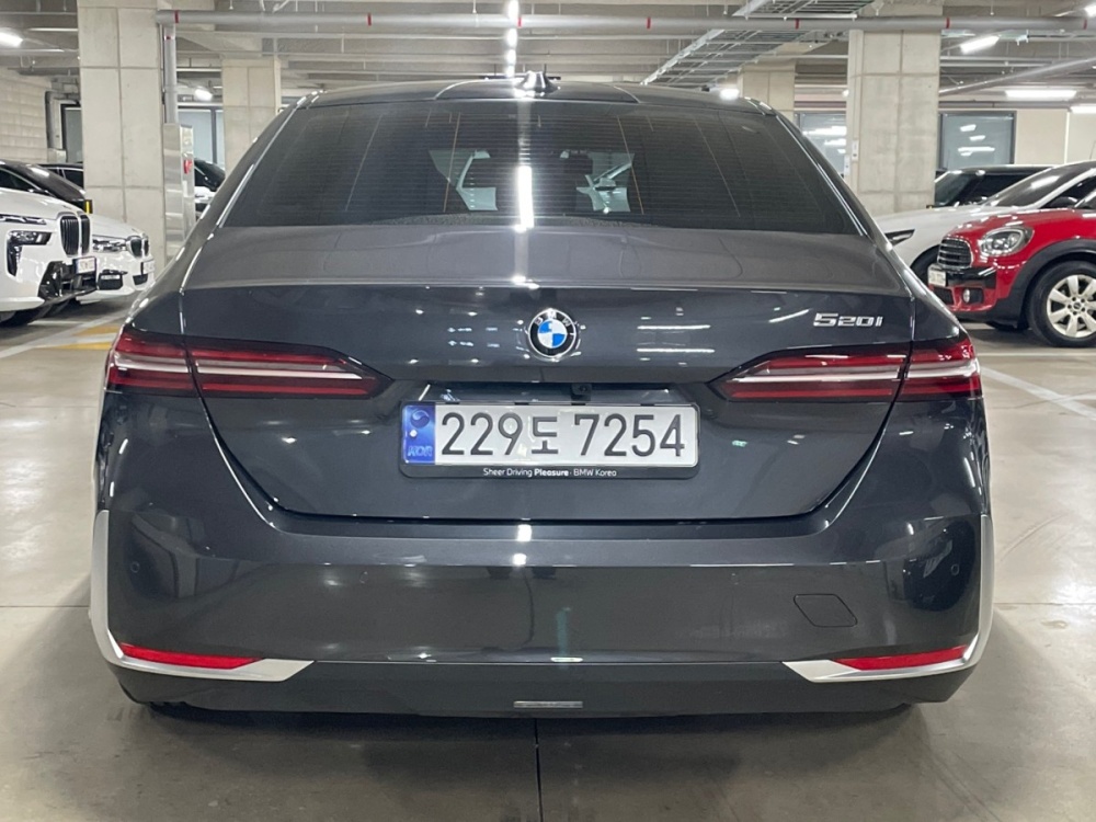 BMW 5 Series (G60)