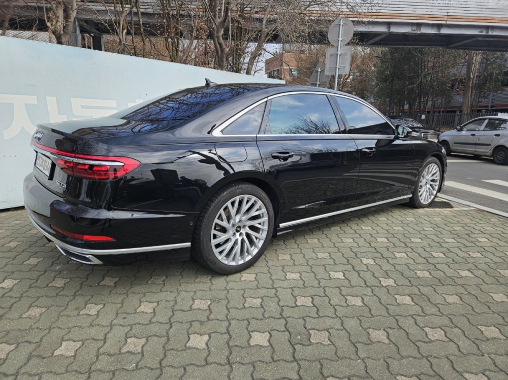 Audi A8 (D5)