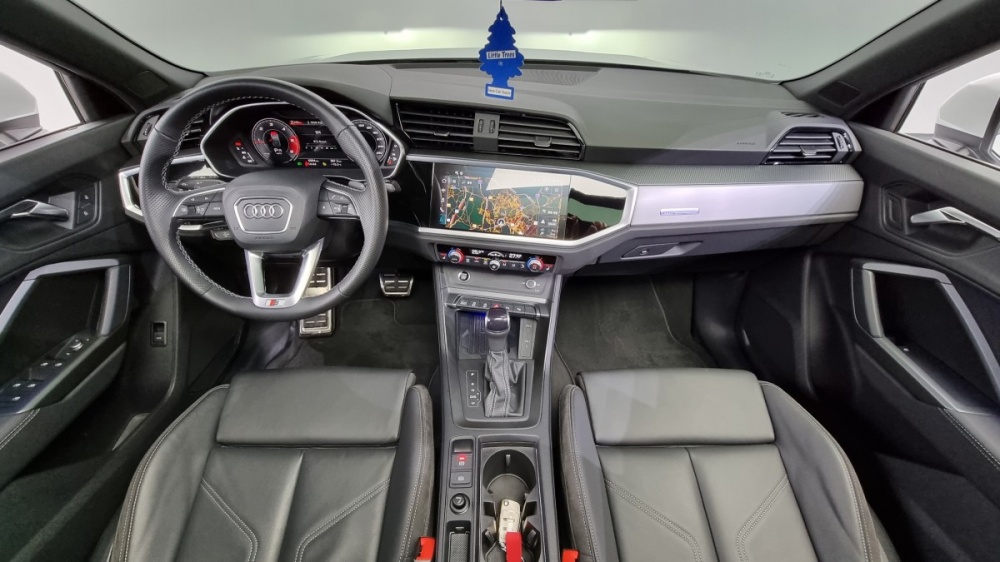 Audi Q3 (F3)