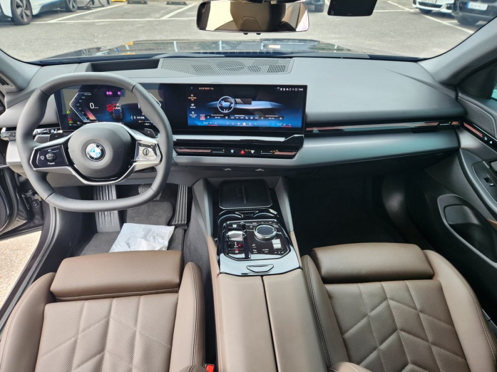 BMW 5 Series (G60)