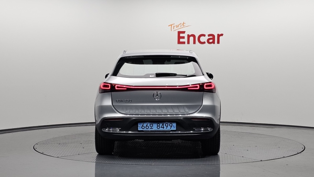 Mercedes-Benz EQA-H243