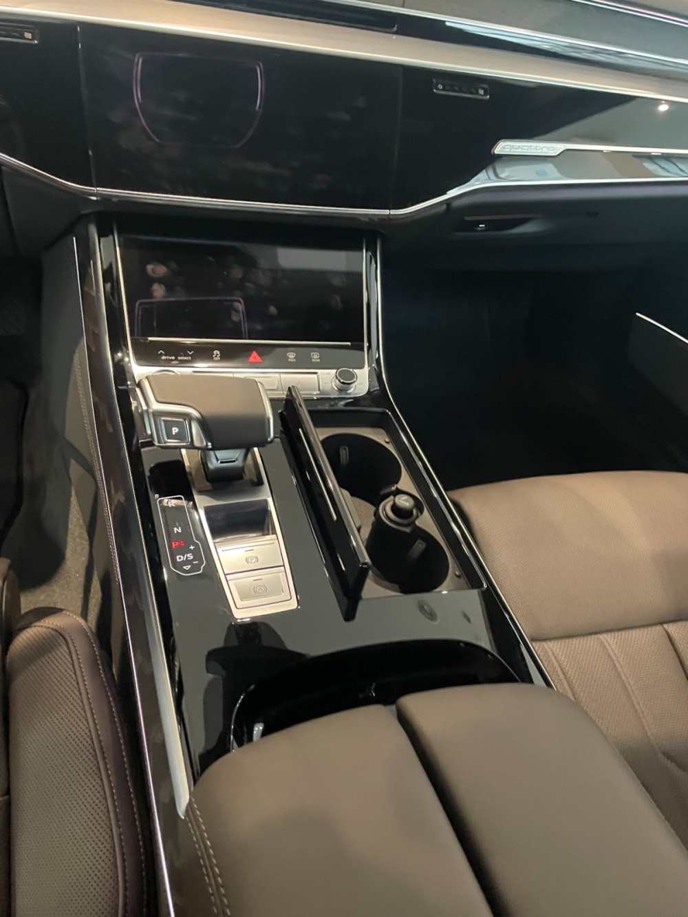 Audi A8 (D5)