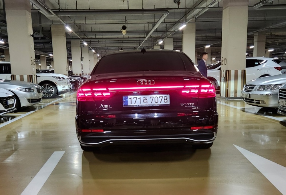 Audi A8 (D5)