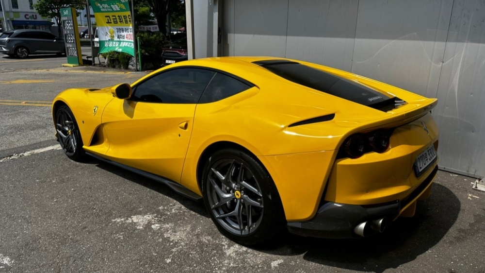 Ferrari 812 super fast