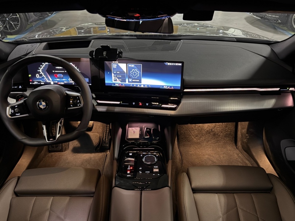 BMW 5 Series (G60)