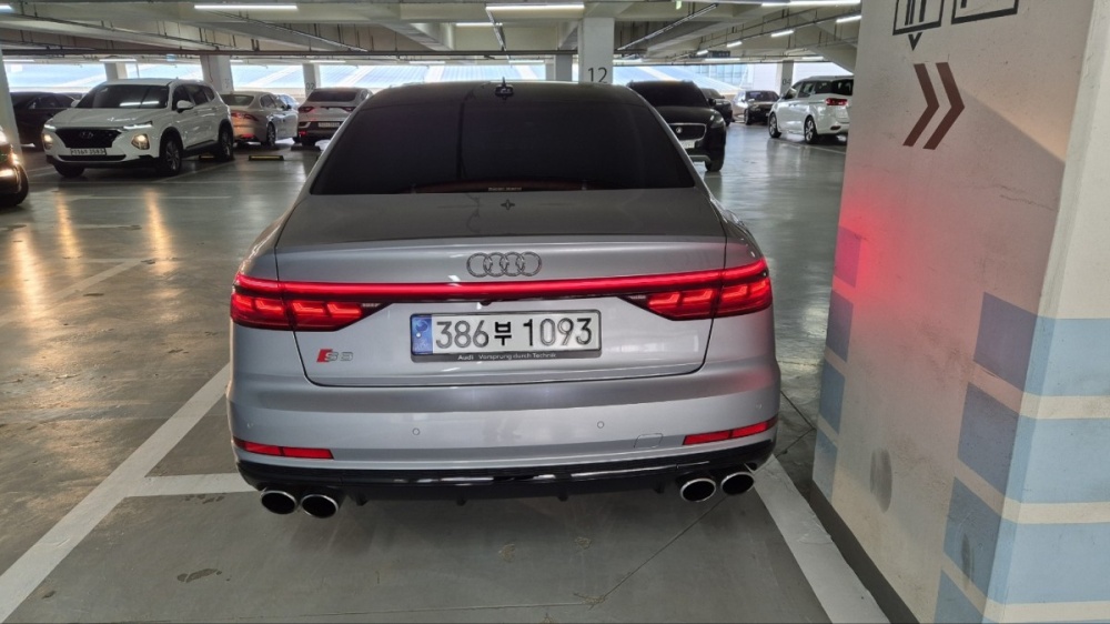 Audi S8 (D5)