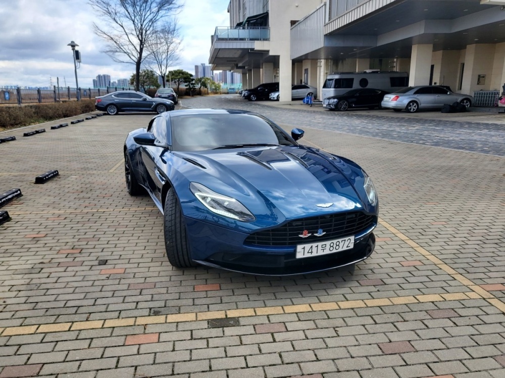 Aston martin DB11