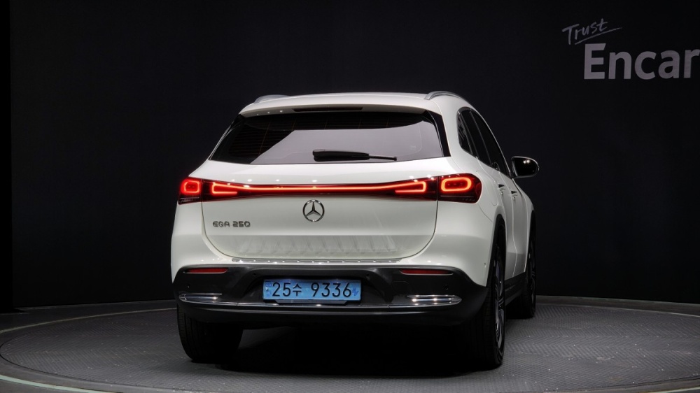 Mercedes-Benz EQA-H243