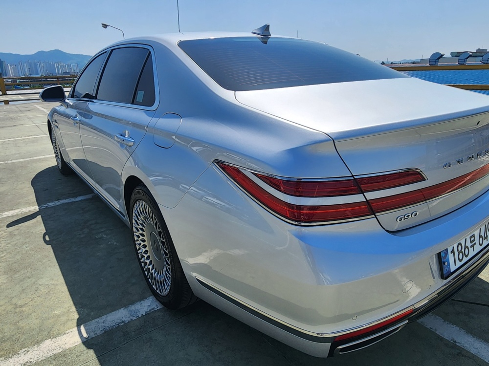 Genesis G90