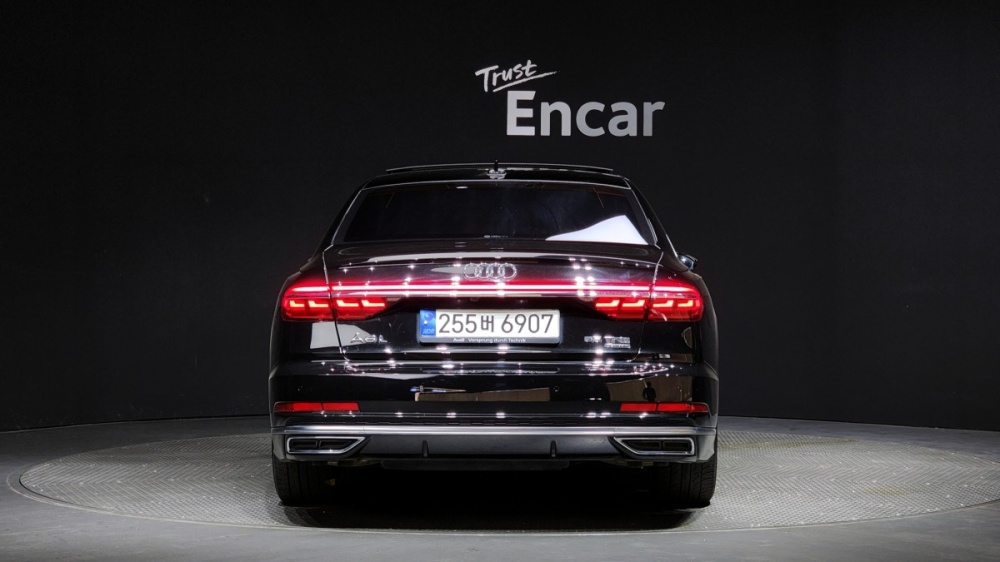 Audi A8 (D5)