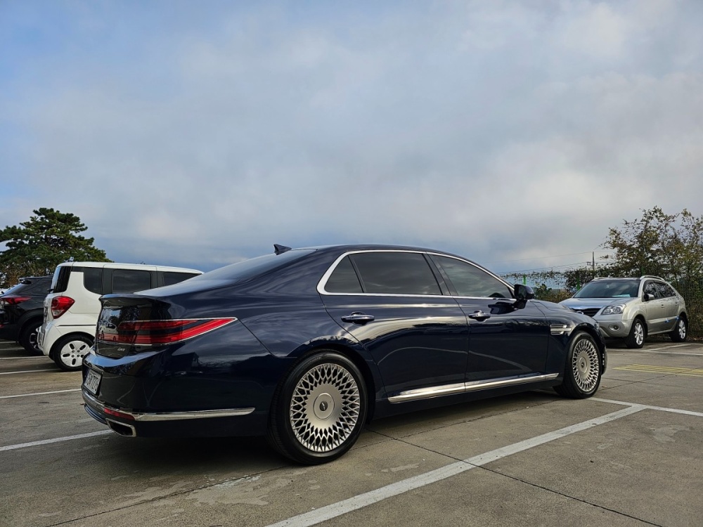 Genesis G90