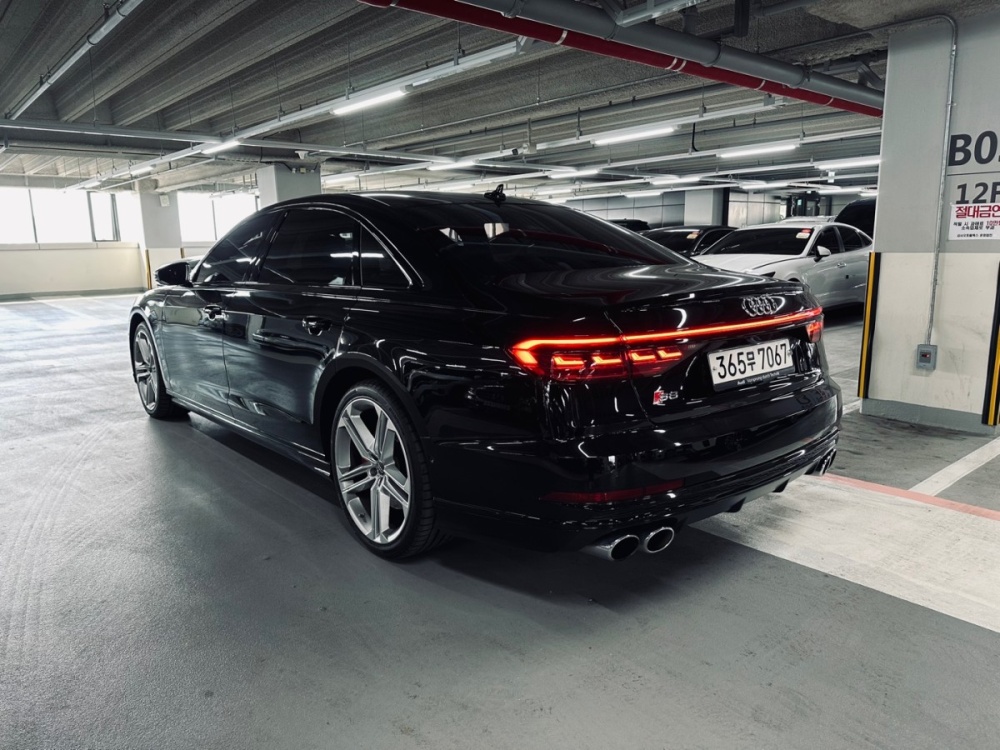 Audi S8 (D5)