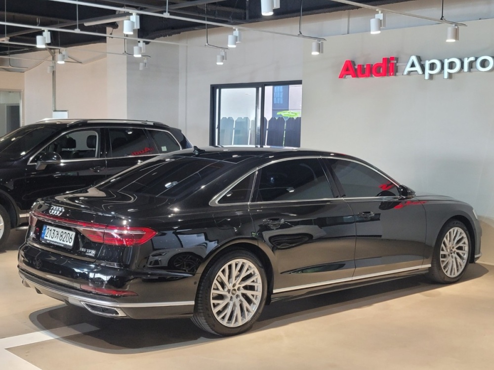Audi A8 (D5)