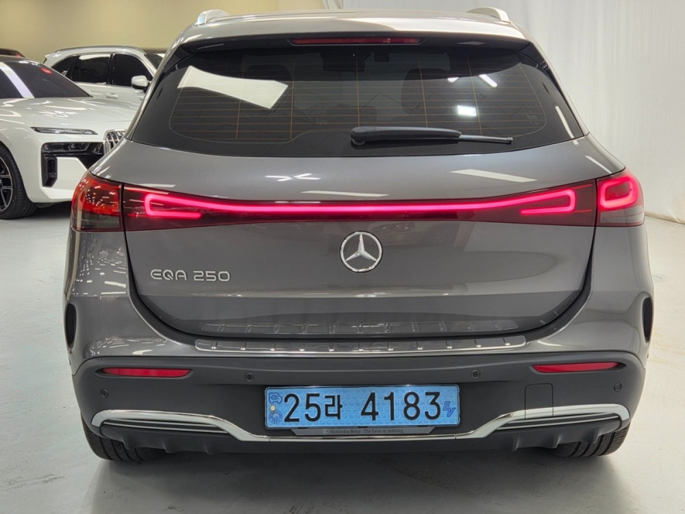 Mercedes-Benz EQA-H243