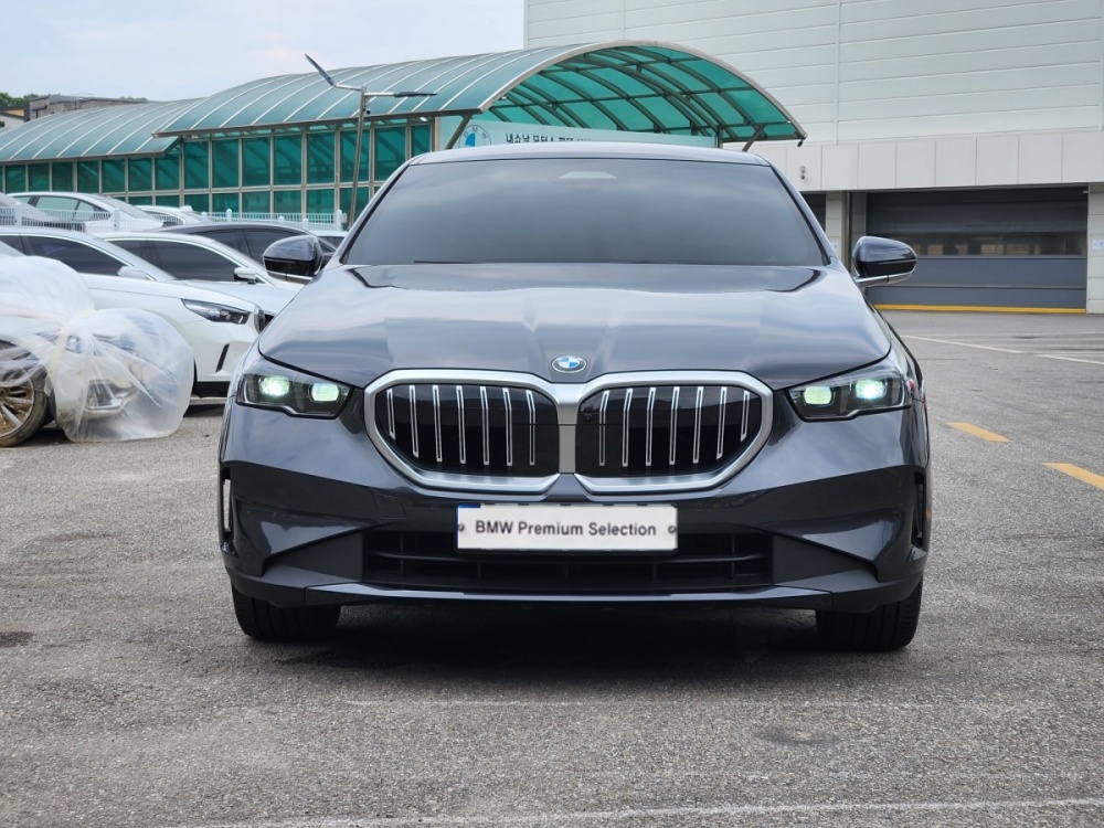 BMW 5 Series (G60)