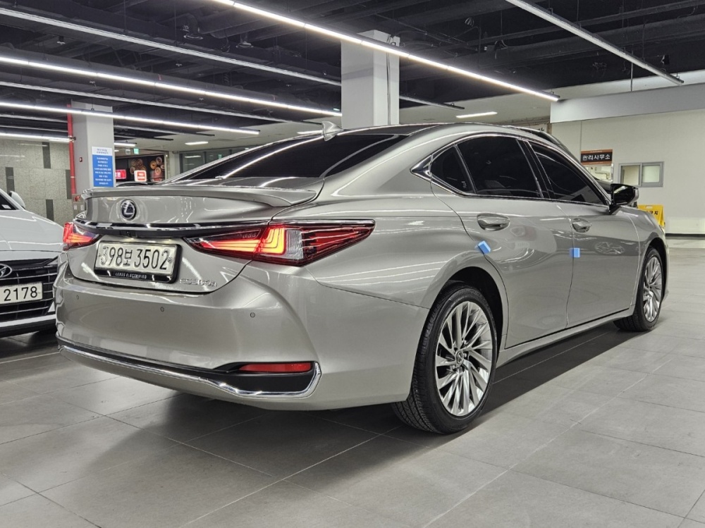 Lexus ES300h 7th generation