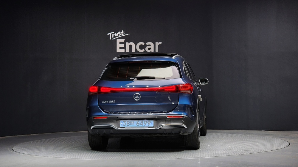 Mercedes-Benz EQA-H243