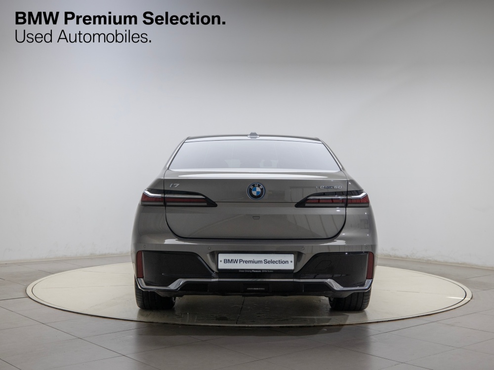 BMW i7 (G70)