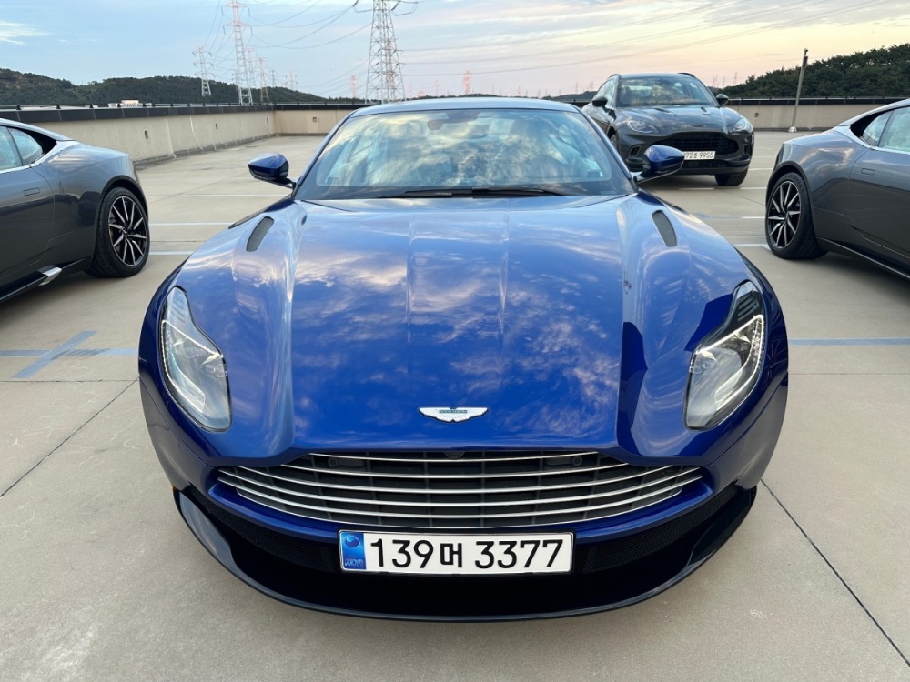 Aston martin DB11